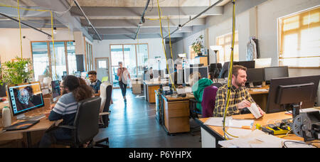 Kreative Geschäftsleute arbeiten im Großraumbüro Stockfoto