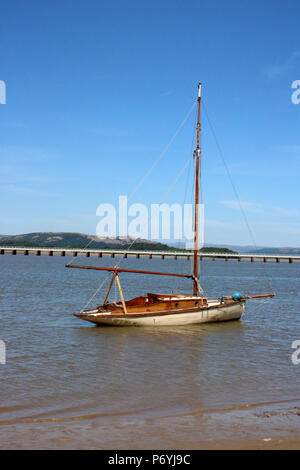 Severn, 1912 historische Yacht, ist ein Fluss klasse Yacht, durch Arnside Sailing Club gekauft, ist an der Promenade in Fluss Kent bei Arnside, Cumbria vertäut. Stockfoto