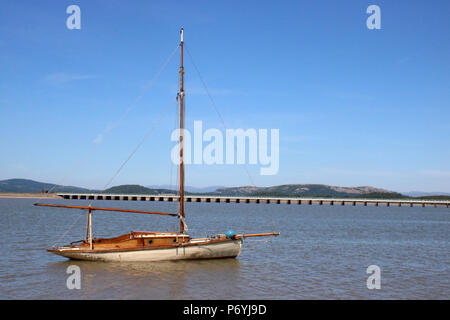 Severn, 1912 historische Yacht, ist ein Fluss klasse Yacht, durch Arnside Sailing Club gekauft, ist an der Promenade in Fluss Kent bei Arnside, Cumbria vertäut. Stockfoto