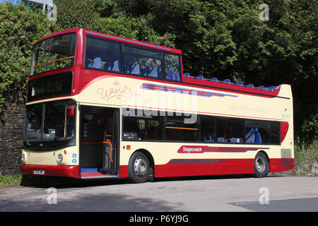 Top Double Decker Bus in die Weiße Dame Erbe livery außerhalb Bahnhof Windermere, Cumbria, Großbritannien gesehen. Stockfoto