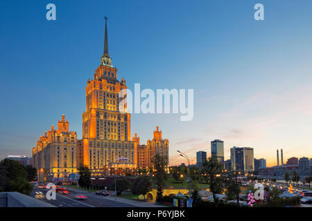 Radisson Royal Hotel Stalinistischen Stil Hochhaus in der Dämmerung beleuchtet. Moskau, Russland. Stockfoto