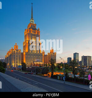 Radisson Royal Hotel Stalinistischen Stil Hochhaus in der Dämmerung beleuchtet. Moskau, Russland. Stockfoto