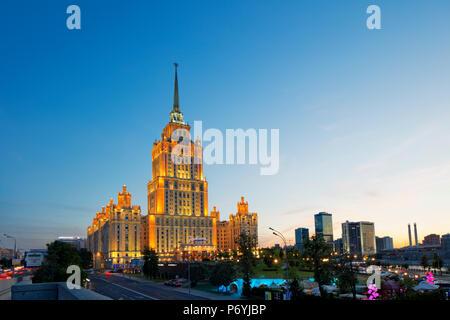 Radisson Royal Hotel Stalinistischen Stil Hochhaus in der Dämmerung beleuchtet. Moskau, Russland. Stockfoto