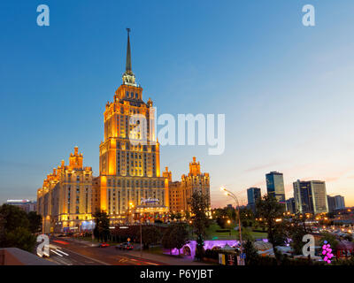 Radisson Royal Hotel Stalinistischen Stil Hochhaus in der Dämmerung beleuchtet. Moskau, Russland. Stockfoto