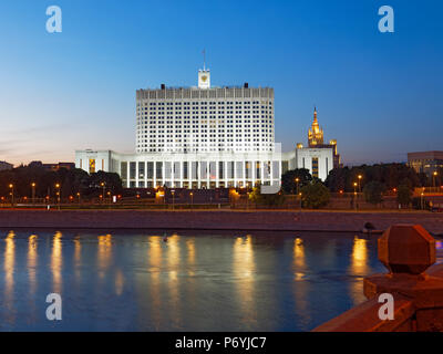 Die Regierung der Russischen Föderation über die Moskwa leuchtet in der Dämmerung. Moskau, Russland. Stockfoto