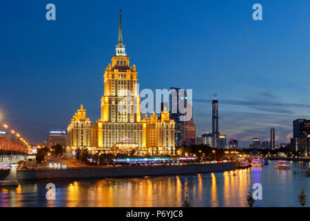 Radisson Royal Hotel Stalinistischen Stil Hochhaus auf der Moskwa bei Einbruch der Dunkelheit beleuchtet. Moskau, Russland. Stockfoto