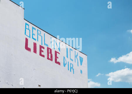 BErlin, Deutschland - Juni 2018: Graffiti Slogan auf Fassade sagen: Berlin, ich liebe dich (deutsch: Berlin Ick liebe Dir) Stockfoto