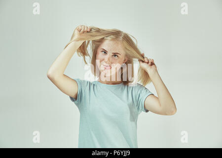 Die Augen zukneifen Frau mit seltsamen Ausdruck Stockfoto