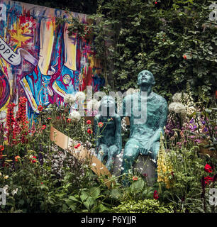 Die Supershoes, geschnürt mit Hoffnung Garten ein Handwerker Garten 2018 an der Chelsea Flower Show in London, UK. Stockfoto