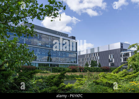 Hauptsitz von Avon Kosmetik durch den Fluss Nene, Northampton, Großbritannien; die Universität von Northampton nach rechts. Stockfoto