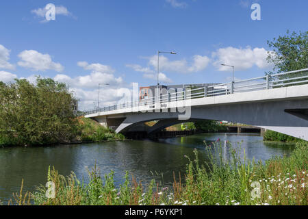 Universität Brücke, eine Brücke den Fluss Nene Kreuzung und führt zu der neuen Waterside Campus im September zu öffnen, 2018; Northampton, Großbritannien Stockfoto