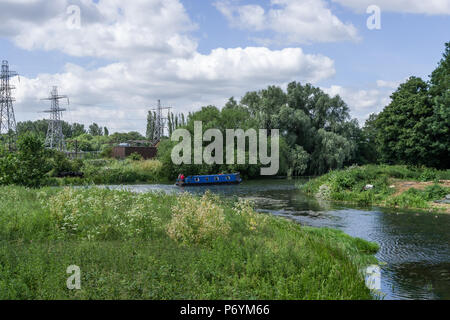 Der Fluss Nene durch Hochsommer Wiese, Northampton, Großbritannien fließen; mit einem blauen 15-04 in der Mitte. Stockfoto