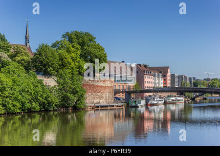 Farbenfrohe Gebäude und Schiffe an den Fluss Fulda Quay in Kassel, Deutschland Stockfoto