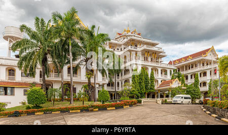 Pakse, Laos - November 7, 2017: Ansicht vorne an der Champasak Palace Hotel in Thakhek, Laos. Stockfoto