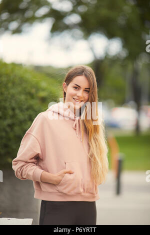 Hübsches Mädchen stehen auf der Straße der Stadt Sportkleidung Stockfoto