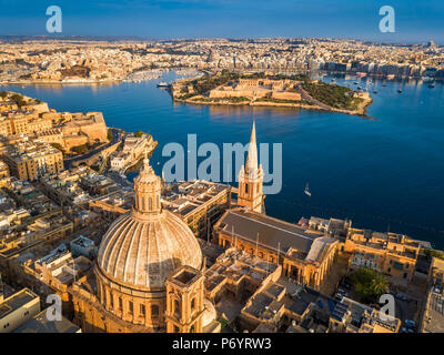 Valletta, Malta - Luftbild Unserer Lieben Frau auf dem Berg Karmel Kirche, St. Paul's Cathedral und die Insel Manoel bei Sonnenaufgang Stockfoto