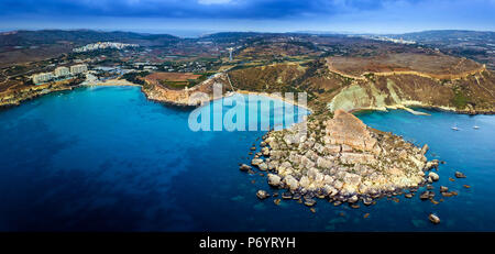 Ghajn Tuffieha, Malta - Luftbild Panoramablick auf die Skyline von der Küste von Ghajn Tuffieha mit Golden Bay, Riviera Bay, Ghajn Tuffieha Watch Tower und Othe Stockfoto