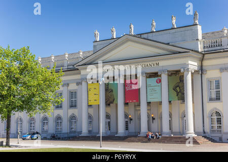 Vor dem Fridericianum Museum im Zentrum von Kassel, Deutschland Stockfoto