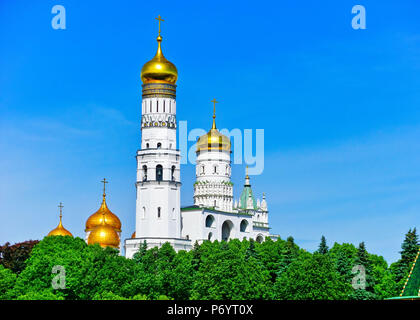 Blick auf den Glockenturm "Iwan der Große" im Kreml in Moskau, Russland. Stockfoto
