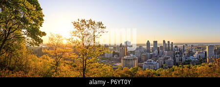 Montreal, Kanada - 21. Mai 2018. Schönen goldenen Sonnenaufgang über dem Montreal Stadt. Erstaunliches Panorama von Montreal Downtown Skyline in den Morgenstunden. Stockfoto