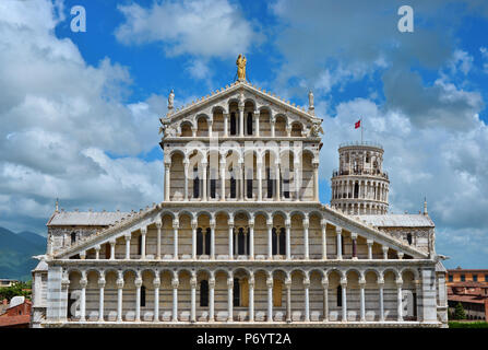 Platz der Wunder Sehenswürdigkeiten: Pisa Kathedrale und der berühmten Schiefen Turm Unter schönen Wolken Stockfoto