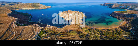 Ghajn Tuffieha, Malta - Luftbild Panoramablick auf die Küste von Ghajn Tuffieha mit Gnejna Bay, Riviera Bay und Golden Bay bei Sonnenaufgang Stockfoto