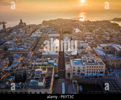 Valletta, Malta - Sonnenaufgang und die antike Stadt Valletta von oben mit Triq Ir-Repubblika, die schmalen High Street Valletta Stockfoto