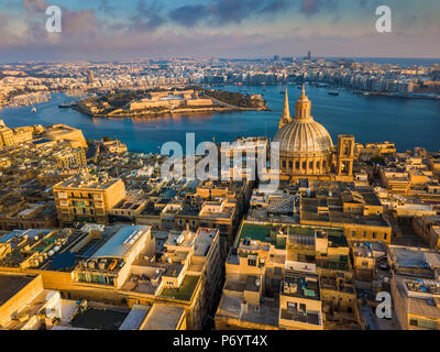 Valletta, Malta - Unsere Liebe Frau vom Berge Karmel Kirche und die Insel Manoel bei Sonnenaufgang Stockfoto