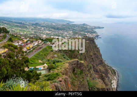 Blick vom Cabo Girao Skywalk in Funchal auf Madeira Stockfoto