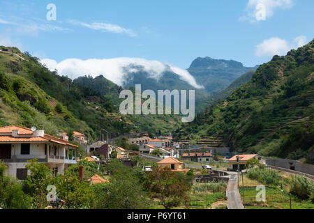 Die zentrale Nord-süd-Straße von Serra de Agua nach Sao Vicente Madeira, Portugal. Stockfoto