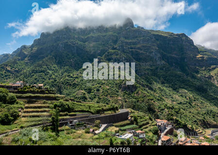 Die zentrale Nord-süd-Straße von Serra de Agua nach Sao Vicente Madeira, Portugal. Stockfoto