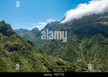 Die zentrale Nord-süd-Straße von Serra de Agua nach Sao Vicente Madeira, Portugal. Stockfoto