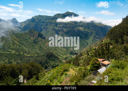 Die zentrale Nord-süd-Straße von Serra de Agua nach Sao Vicente Madeira, Portugal. Stockfoto