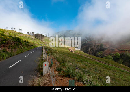 Die zentrale Nord-süd-Straße von Serra de Agua nach Sao Vicente Madeira, Portugal. Stockfoto