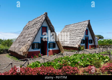 Traditionelle Häuser in Santana, Madeira. Stockfoto