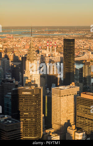 USA, New York, New York City, Midtown Manhattan, erhöhten Blick auf das Chrysler Building, Dämmerung Stockfoto