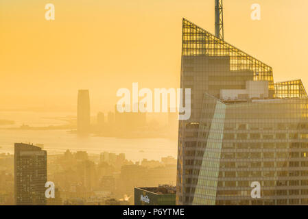 USA, New York, New York City, Midtown Manhattan, erhöhten Blick auf Times Square Türme in Richtung New Jersey, Sonnenuntergang Stockfoto