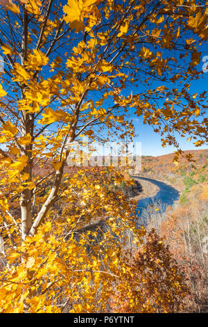 USA, Pennsylvania Pocono Mountains, Port Jervis, Erhöhte Ansicht des Delaware River, Herbst Stockfoto