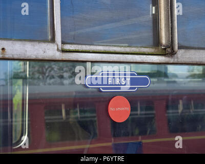 Detail der Zeichen auf eine britische Bahn Erste Klasse Waggon des Caledonian Eisenbahn Brücke von Dun Station in Angus, Schottland. Stockfoto