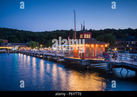 USA, New York, Finger Lakes Region, Watkins Glen, Seneca Lake Pier, Sommer Stockfoto
