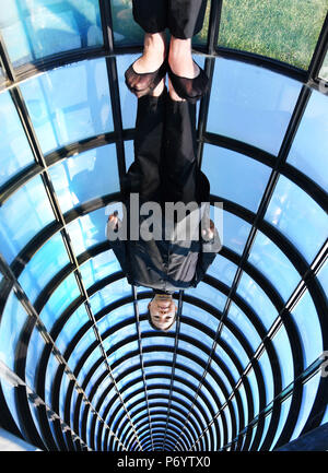 Kimsooja steht innerhalb ihrer Arbeit eine Nadel Frau: Galaxy war eine Erinnerung, die Erde ist ein Souvenir, während die Medien Start der Frieze Skulptur outdoor Ausstellung im Londoner Regent's Park, auf der die Werke von 25 internationalen Künstlern und läuft bis zum 7. Oktober. Stockfoto