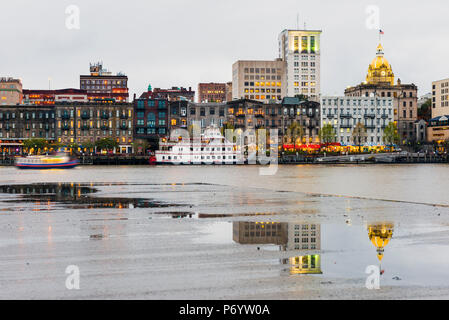 USA, Georgien, Savanah, Waterfront anf Rathaus über von der Savannah River Stockfoto