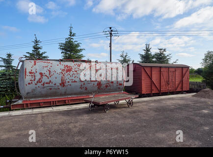 Einige alte Eisenbahnrollmaterial derzeit renoviert auf einer Plattform an der Brücke von Dun Bahnhof in Angus, Schottland geparkt. Stockfoto