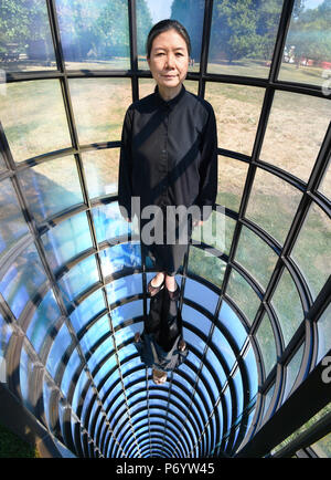 Kimsooja steht innerhalb ihrer Arbeit eine Nadel Frau: Galaxy war eine Erinnerung, die Erde ist ein Souvenir, während die Medien Start der Frieze Skulptur outdoor Ausstellung im Londoner Regent's Park, auf der die Werke von 25 internationalen Künstlern und läuft bis zum 7. Oktober. Stockfoto