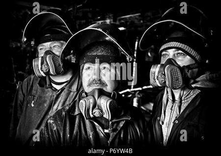 Rumänische Platte - Arbeiter an der Dales Marine Limited in Leith Imperial Trockendock, Edinburgh. Minister für Wirtschaft, Innovation und Energie Paul Steuerhaus verkündete heute die zweite Runde der Finanzmittel für die Stilllegung Challenge Fund. Stockfoto