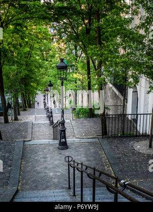 Am frühen Morgen Walker am Fuße der Treppe Foyatier Rue Montmartre in der Nähe der Sacre-Coeur Basilika Stockfoto