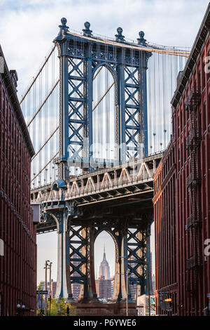 Manhattan Bridge Struktur framing das Empire State Building, Brooklyn, New York, USA Stockfoto