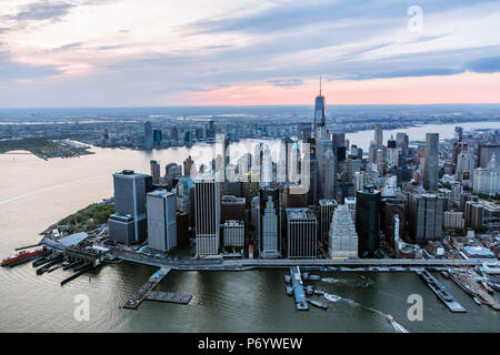 Antenne von Lower Manhattan Skyline bei Sonnenuntergang, New York, USA Stockfoto