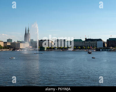 Hamburg, Deutschland - Juli 02, 2018: Die Menschen genießen das schöne Wetter an der Alster in Hamburg Deutschland auf Tretboote und Rundfahrten. Stockfoto