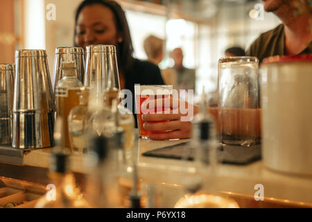 Freunde Getränke zusammen an der Theke der Bar Stockfoto